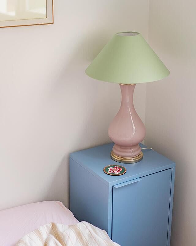 vintage light pink glass lamp + handcrafted tonkinese shade now available 💚

dm to purchase 💌

#vintagelamp #glasslamp #tonkineseshade #madeinfrance #artisanatfrancais #pastelbedroom #pastellamp #pasteldecor #bedroomdesign #bedroomdecor #tylko #interiordesign #homedecor #mattinamoderna