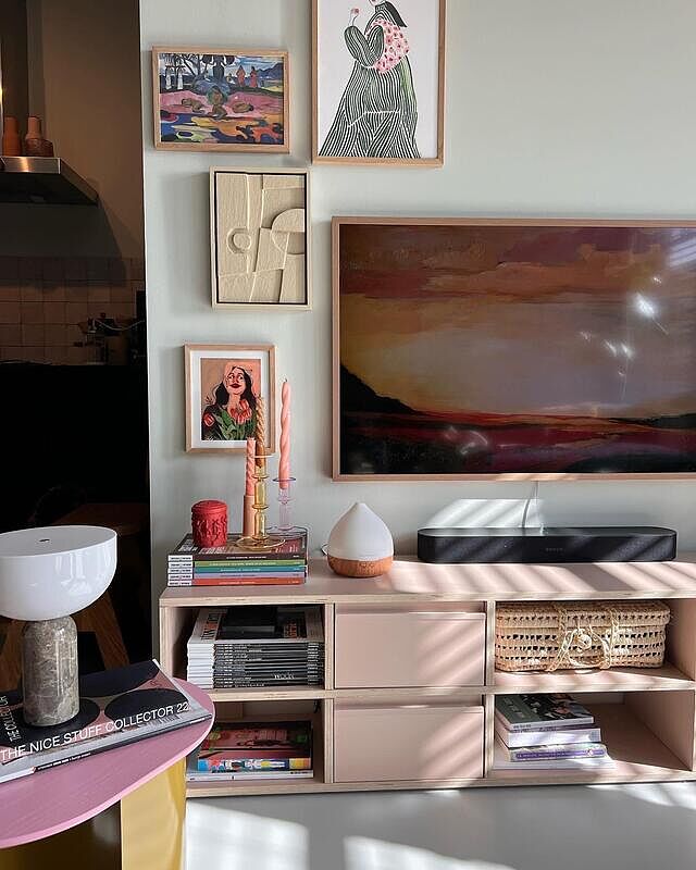 Een echte verzamelaar 💎🫣 if i see it, if I like it, i gots to have it.

Ben jij een verzamelaar of ben je lekker minimalistisch 🤪

#tylko #collector #designlamp #tvcorner #myhome #interiordesign #interiorinspiration #inspirational #domoweinspiracje #oshsdesign#scandinavianstyle #howihome #myhometrend  #interiorharmoni #interiorliebe

#bienvenuechezmoi #mycozystyledhome #eclectichome #homeadore