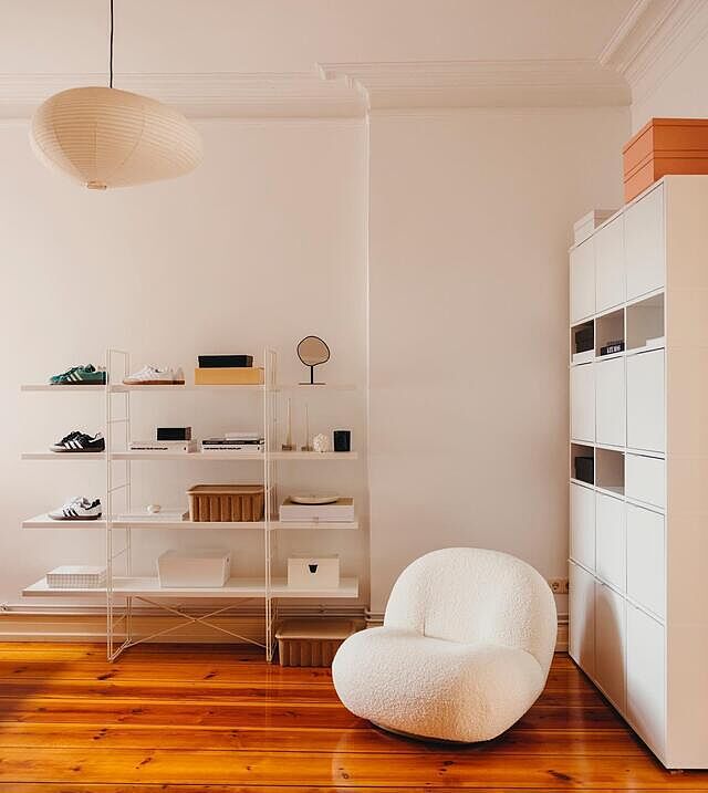 WAREHOUSE STYLES 😂 
#happynewweek✨

#miatakahara #mialovesthings #myinterior #easyliving  #interiorstyling  #theartofslowliving  #whiteandwooddecor #midcenturymodern #midcenturyfurniture #midcenturystyle  #midcenturyhome #interior_and_living  #minimalinterior #홈인테리어 #인테리어 #shelvesdesign #vintagefurniture #apartmenttherapy  #coffeetablebooks #magazines #wabisabi #whereiwouldliketoread #gubipacha #adidassamba #tylko #wassilychair #sneakeraddict #sneakerfreaker