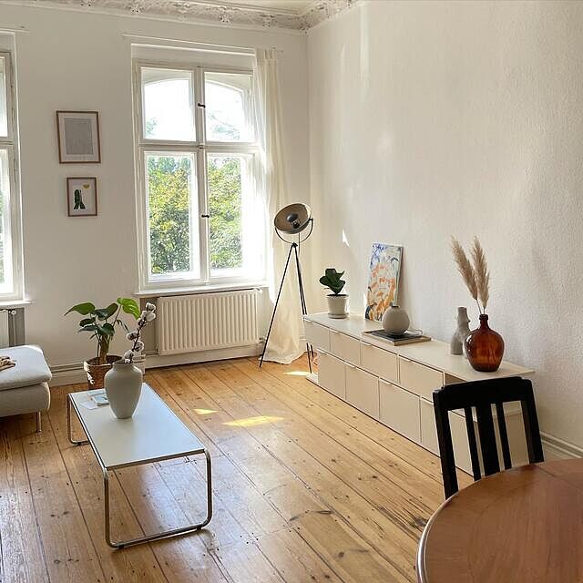 Afternoons 🥰

#altbau #interiordesign #japandi #scandi #altbauliebe #berlin #cozy #minimalist #kreuzberg #pflanzen #plants #room #nordic #simple #homeinspo #wohnzimmer #tylko #dielenboden #lampe