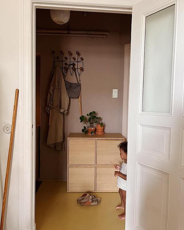 [Werbung] We are a chaotic a vibrant household so storage brings me the maximum of joy. The tylko dresses are helping to bring harmony to our hallway.  #harmonywithtylko And don’t forget with th code herzundblut30 you still get 30% off everything until 30.08.