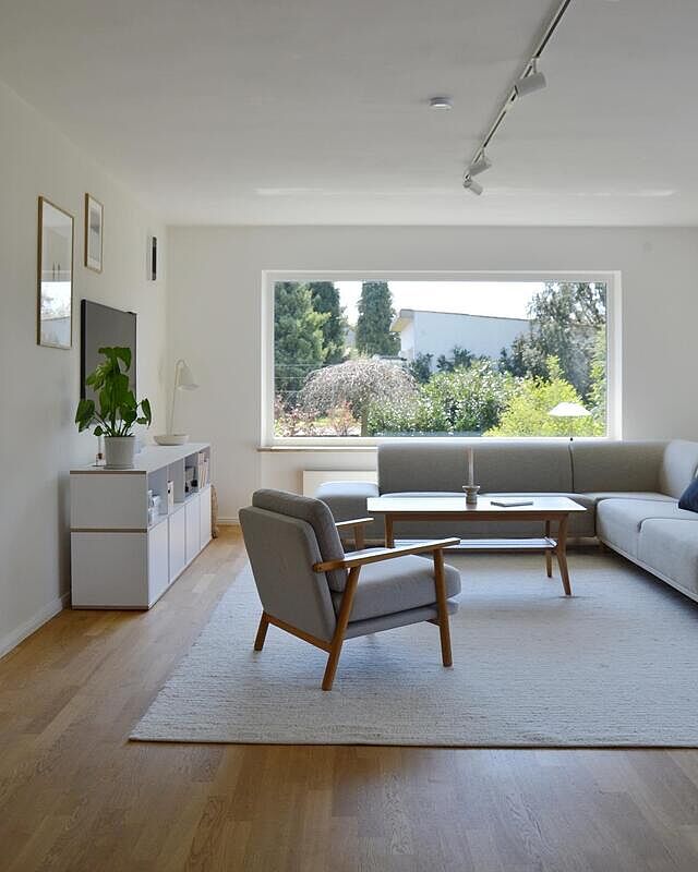 Unser Wohnzimmer mit Blick ins Grüne. Hätte Lust auf ein bisschen Farbe aber bin noch unentschlossen wo und wie. 

#iiclivingroom #iic #instagraminteriorchallenge #livingroominspo #livingroomdesign #wohnzimmerideen #wohnzimmer #einrichtungsideen #couch #sofaliebe #minimalstyle #minimalhome #minimalhouse #japandi #solebich #solebenwir #interiorinspiration #interiordesign #roomforinspo #mylvngrm #germaninteriorbloggers #wohnkonfetti #umbau #sanierung (Werbung ohne Auftrag)

iic__official senseofhome_official howwelive_official germaninteriorbloggers solebich decohomemag mynordicroom