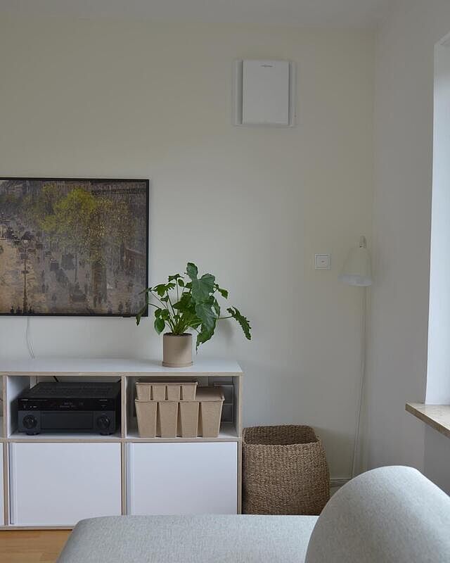 #iicimperfect aufgrund der unschönen Lüftung oben in der Ecke. Und obwohl ich den Fernseher wirklich akzeptabel finde mag ich generell keine Elektronik, die sichtbar ist. 

Leider kommt dieser Post einen Tag zu spät aber ich finde das Thema super spannend. Habt einen schönen Montag! 

#iic #instagraminteriorchallenge #mehrrealitätaufinstagram #tvboard #samsungtheframe #livingroom #cornerofmyhome #minimaliststyle #minimaldesign #clutterfree #solebich #solebenwir #einrichtungsideen #einrichten #interiordesign #interiør #roomforinspo #mylvgrm #wohnkonfetti #germaninteriorbloggers #sofadesign #fromwhereisit #nordic #nordicdesign #scandinavianinterior (Werbung ohne Auftrag)

iic__official solebich germaninteriorbloggers howwelive_official senseofhome_official decohomemag
