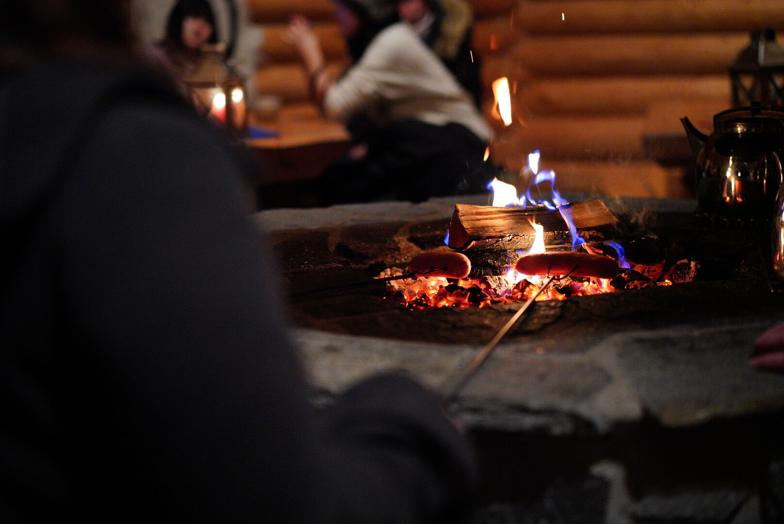 オーロラが見れたら良かったのですが、残念ながら小雨という悪天候。人生初のオーロラハンティングだったので見れたら最高だったのですが、残念です。しかし、コタでの軽食や伝統的な飲み物には満足でした。