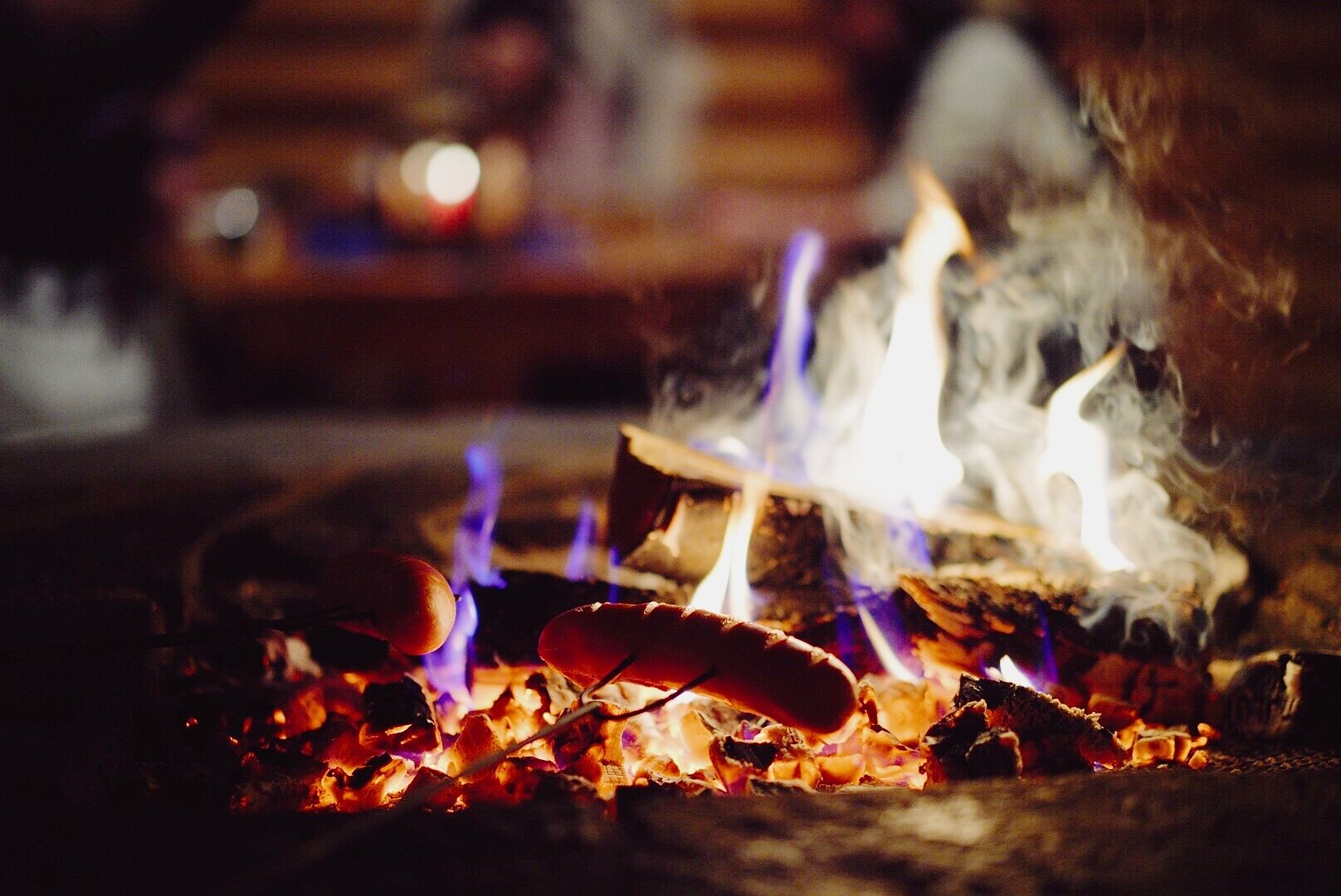 オーロラが見れたら良かったのですが、残念ながら小雨という悪天候。人生初のオーロラハンティングだったので見れたら最高だったのですが、残念です。しかし、コタでの軽食や伝統的な飲み物には満足でした。