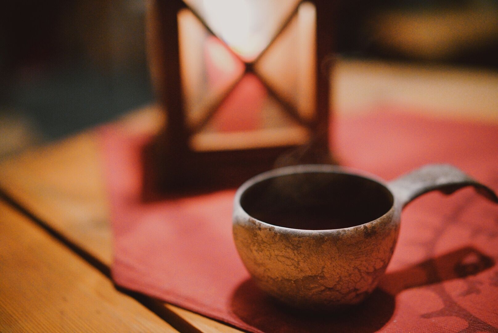 オーロラが見れたら良かったのですが、残念ながら小雨という悪天候。人生初のオーロラハンティングだったので見れたら最高だったのですが、残念です。しかし、コタでの軽食や伝統的な飲み物には満足でした。