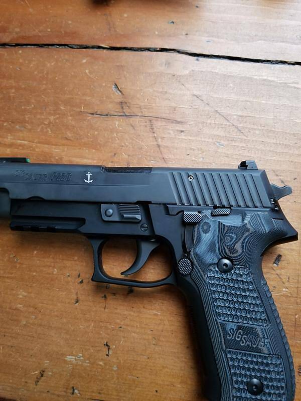 U.S. Navy SEAL Pistol P226 MK25 | SIG SAUER