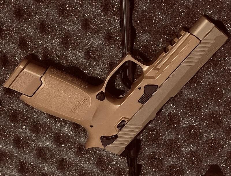 SIG SAUER M17 Air Pistol | Replica of U.S. Army Sidearm