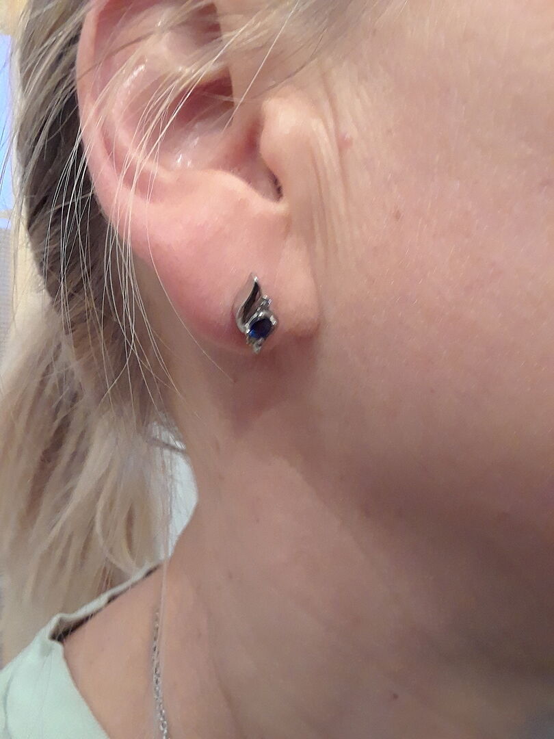 Oval sapphire earings in platinum