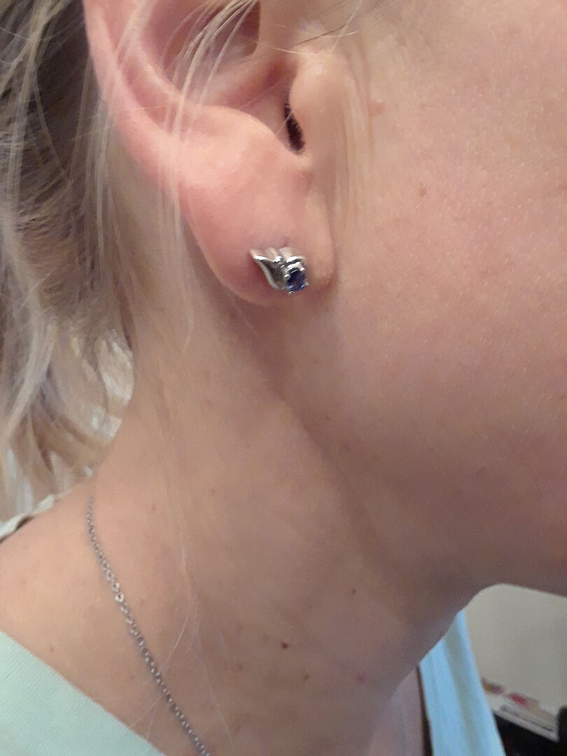 Oval sapphire earings in platinum