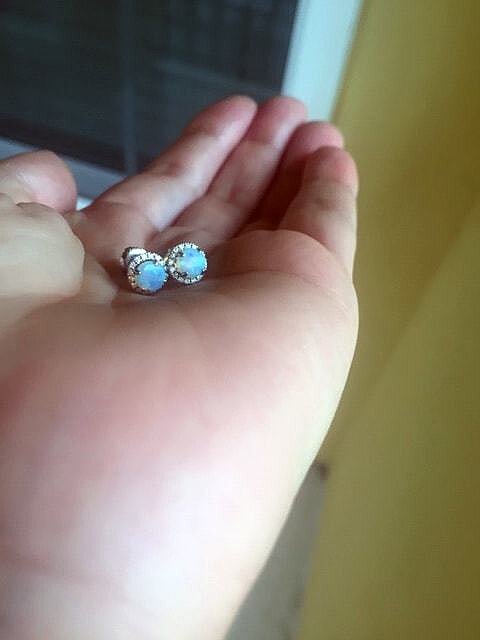 Beautiful earring. Diamonds are set.