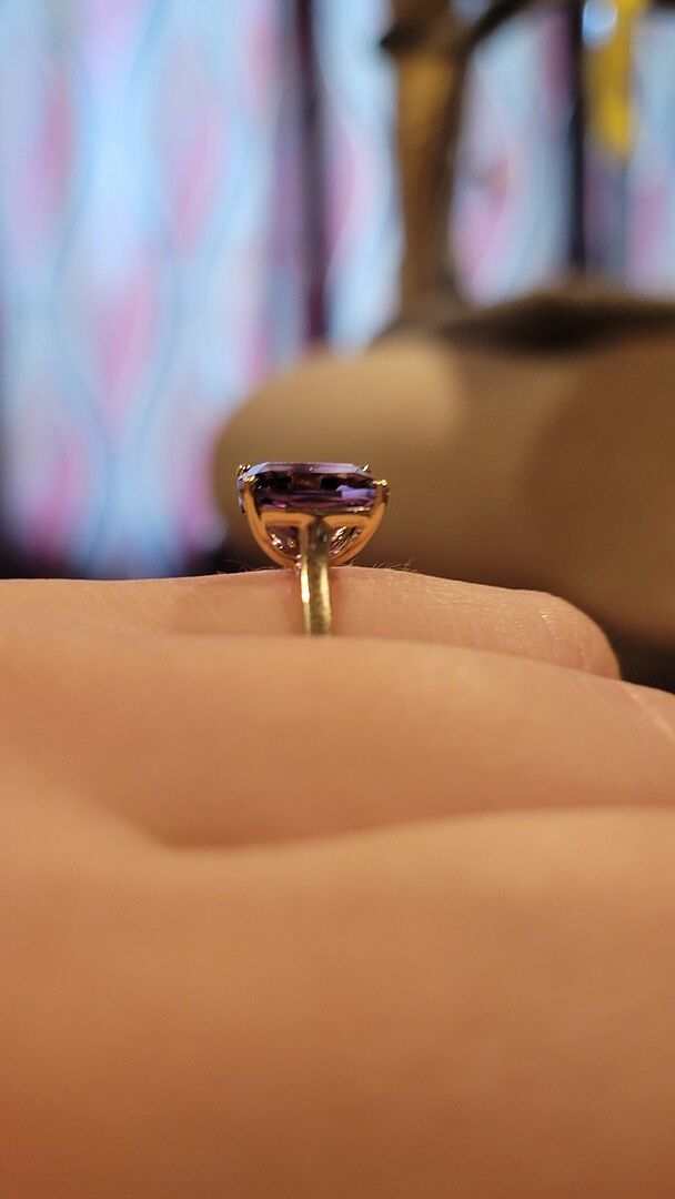 Beautiful ring, looks as pictured
