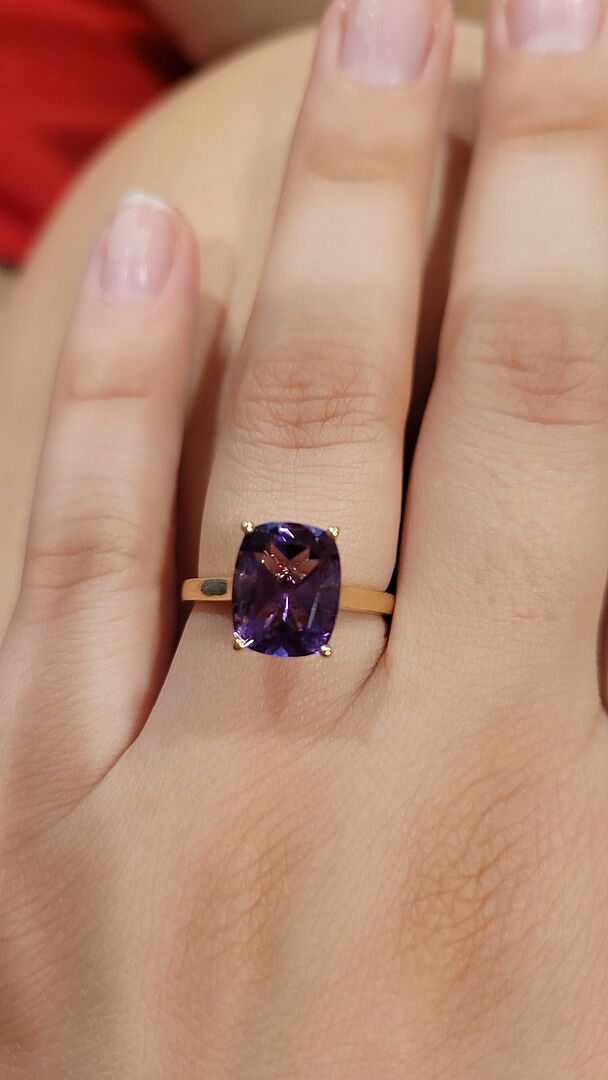 Beautiful ring, looks as pictured