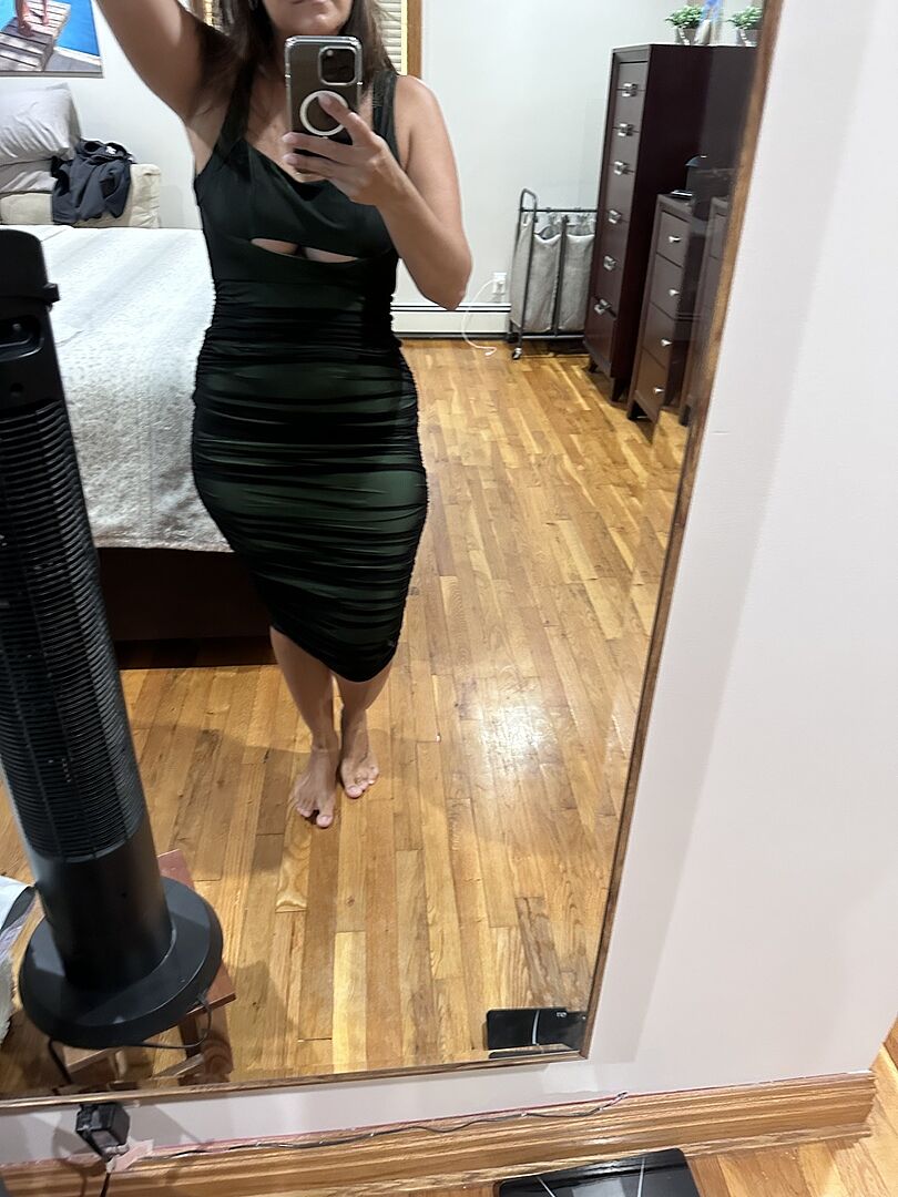 Move Maker Cut-Out Ruched Midi Dress Green/Black Selfie Leslie
