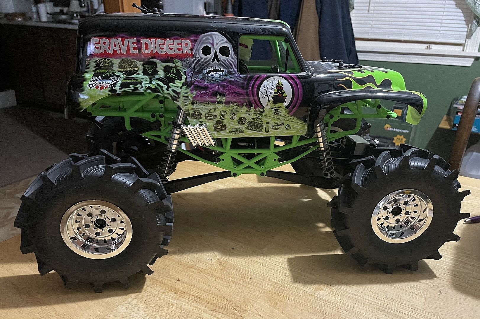 Axial 1/10 SMT10 Grave Digger 4WD Brushed Monster Truck RTR