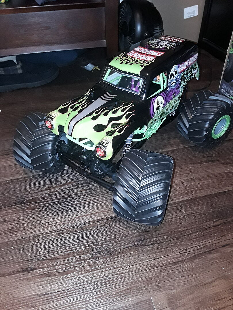 Axial 1/10 SMT10 Grave Digger 4WD Brushed Monster Truck RTR