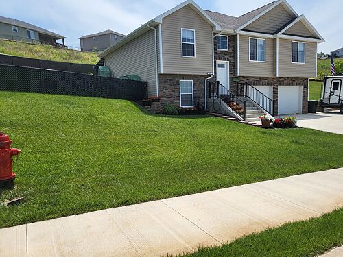 A lawn in St Robert, MO