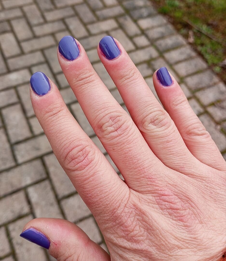 クリスアンクローバー製　オーストリッチ　パープル Purple Gel nail polish - Iris | Manucurist