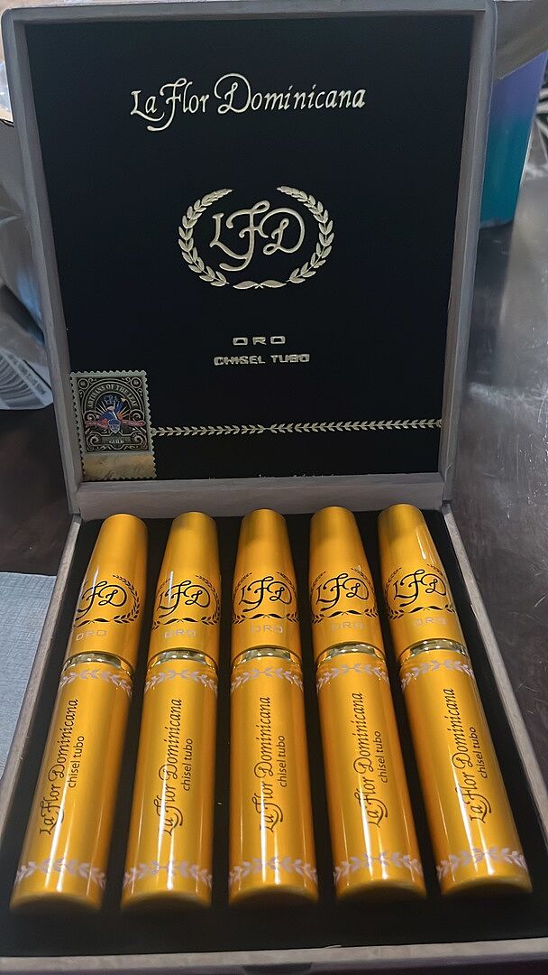 La Flor Dominicana Oro Chisel Tubo