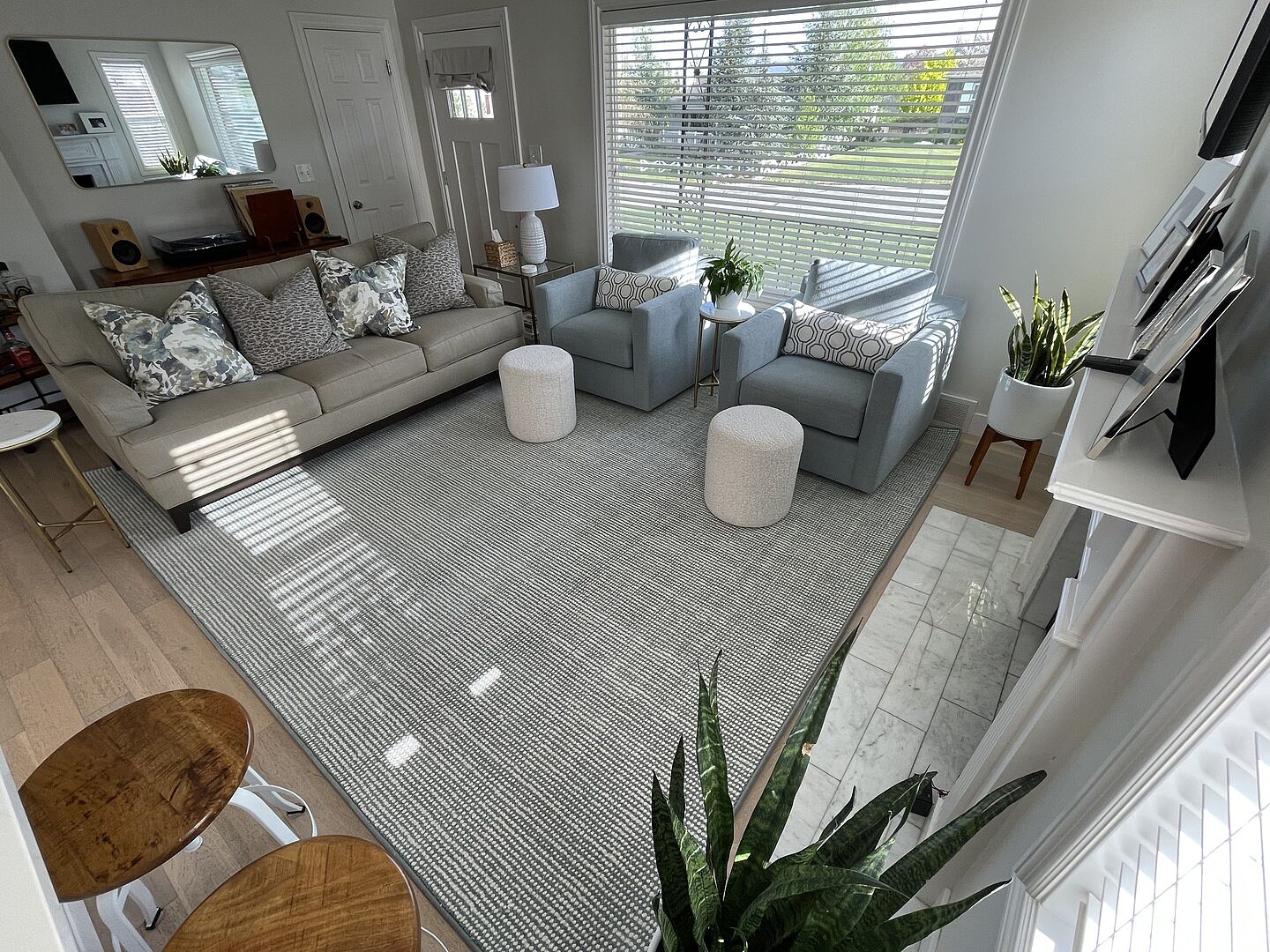 This Rug Really Ties the Room Together