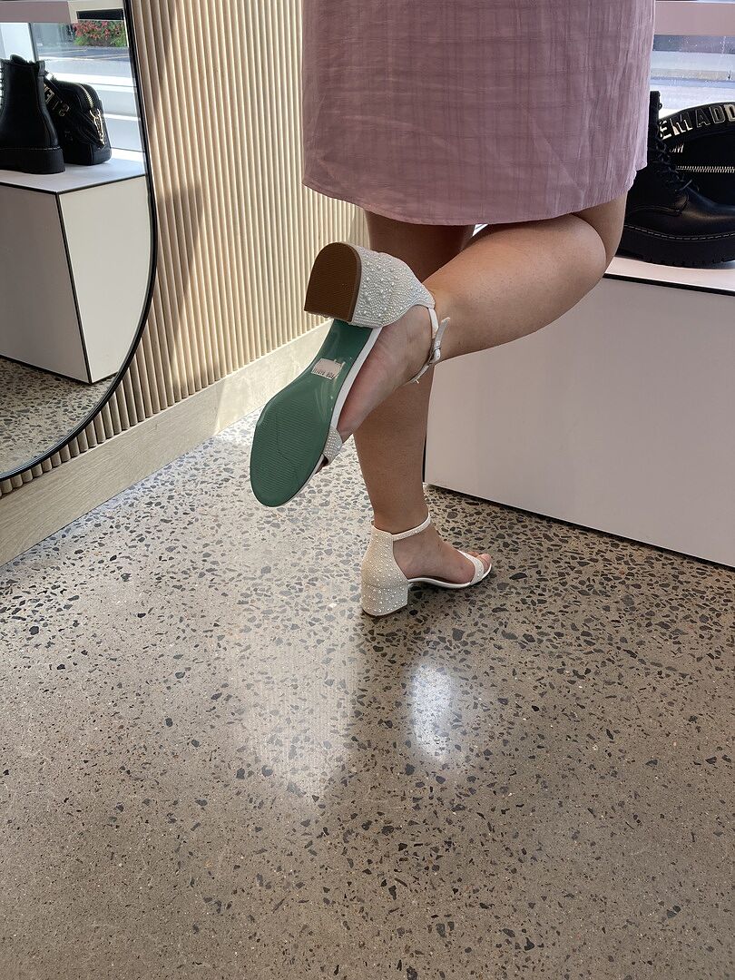 上品パール★Steve Madden★SB-マリ パールオープントゥサンダル SB-MARI White Pearl Block Heel Sandals | Women's Designer