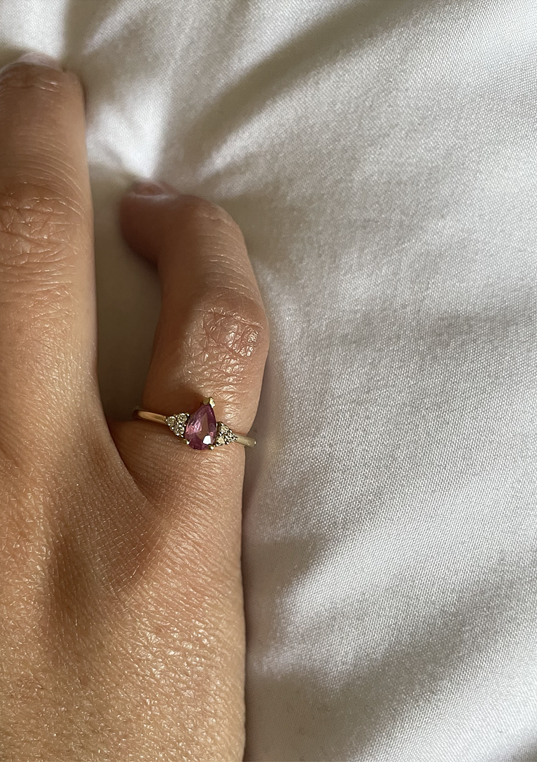 ピンクパンサー Pear Pink Sapphire Solitaire Ring with Trio Diamond Accents