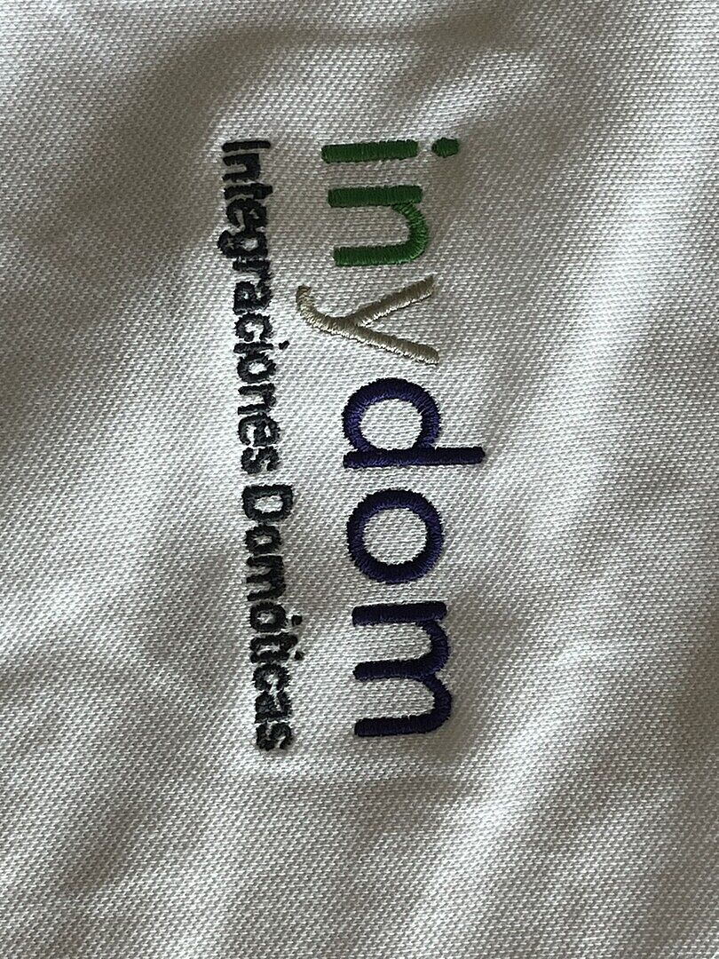 Polo con logotipo Bordado.