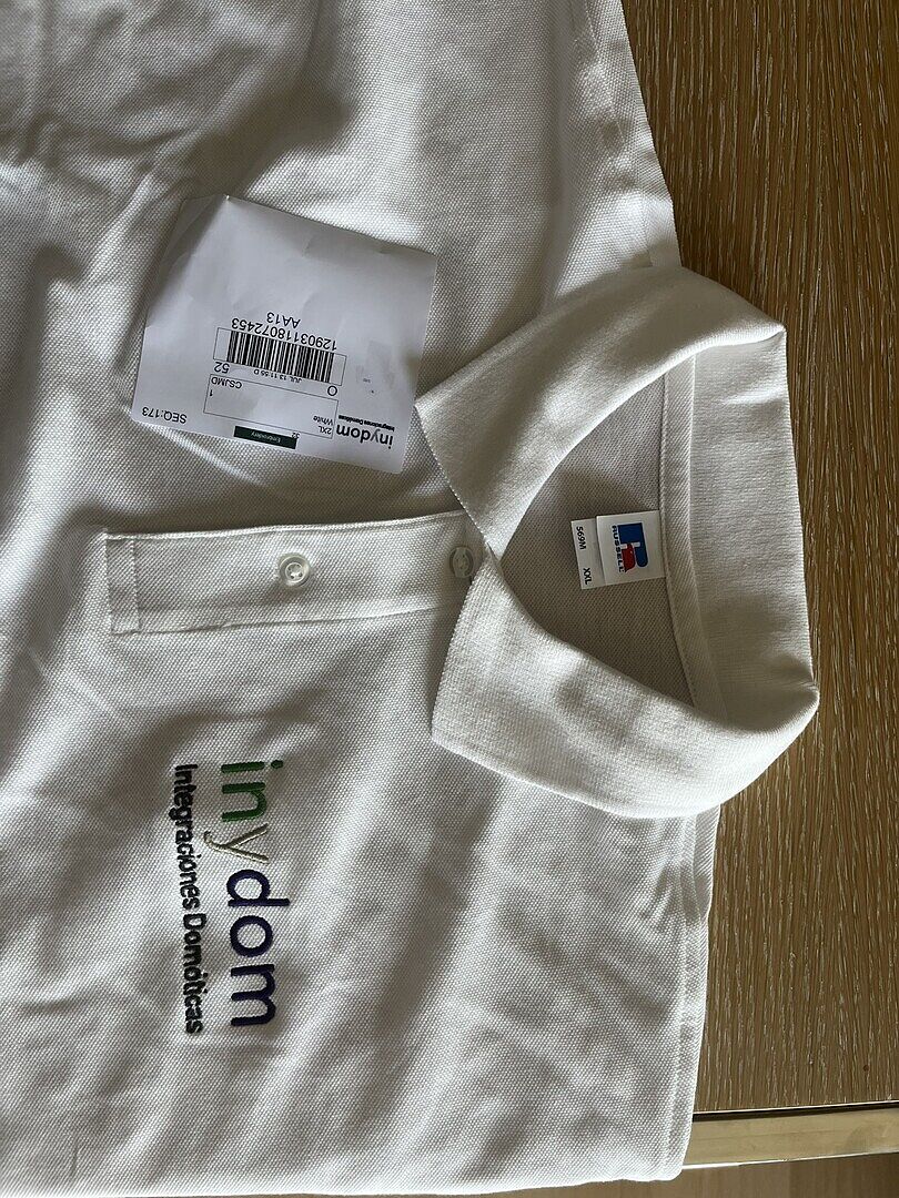 Polo con logotipo Bordado.