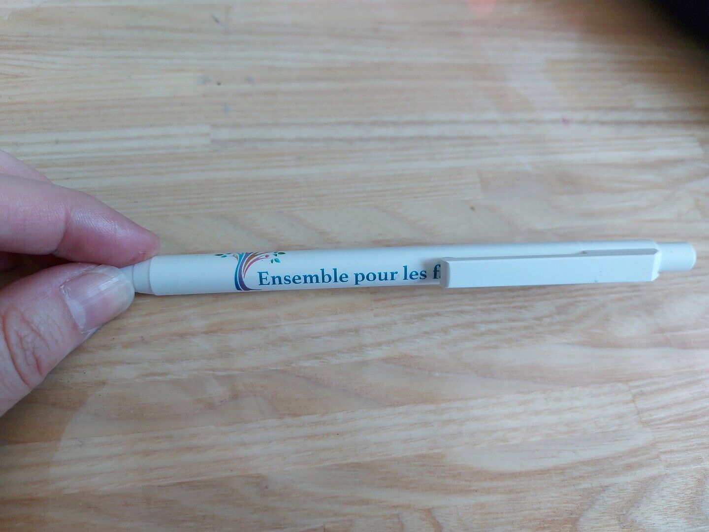 Beaux, mais l'attache est devant le logo de 25% des stylos