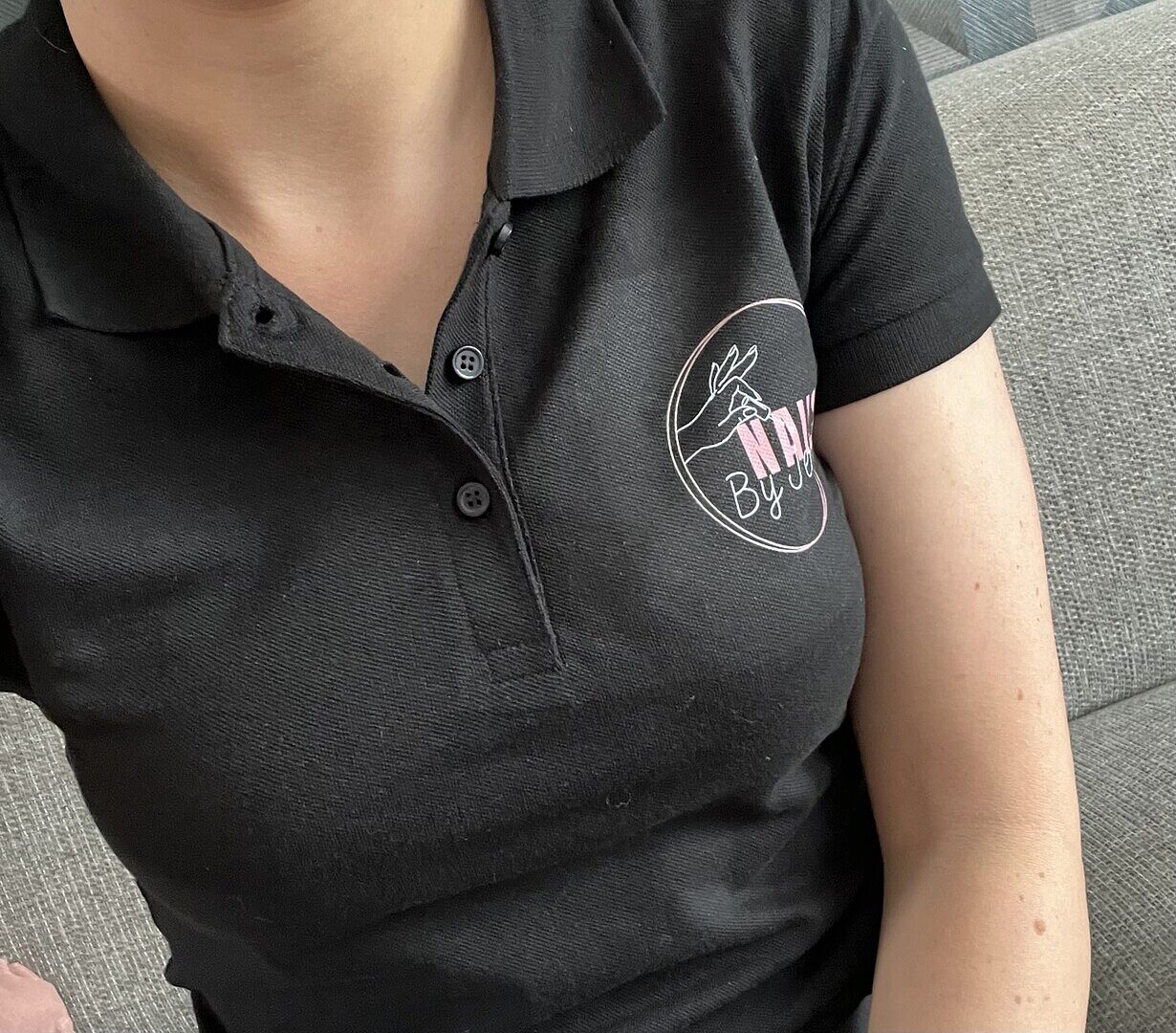 Jammer dat het logo bijna onder mijn arm zit ipv op de borst