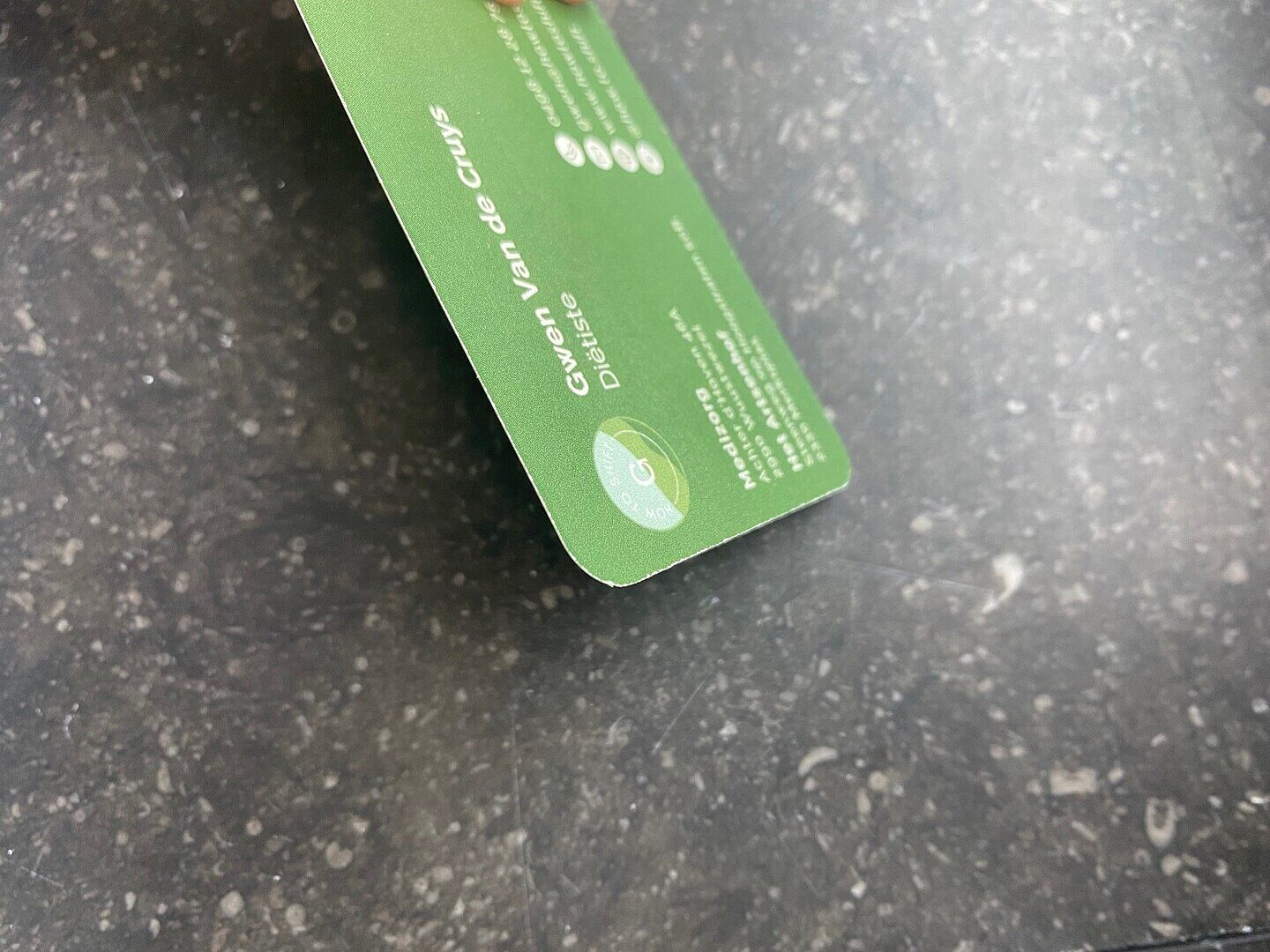 Heel dun. Ziet er veel goedkoper uit dan online weergegeven.