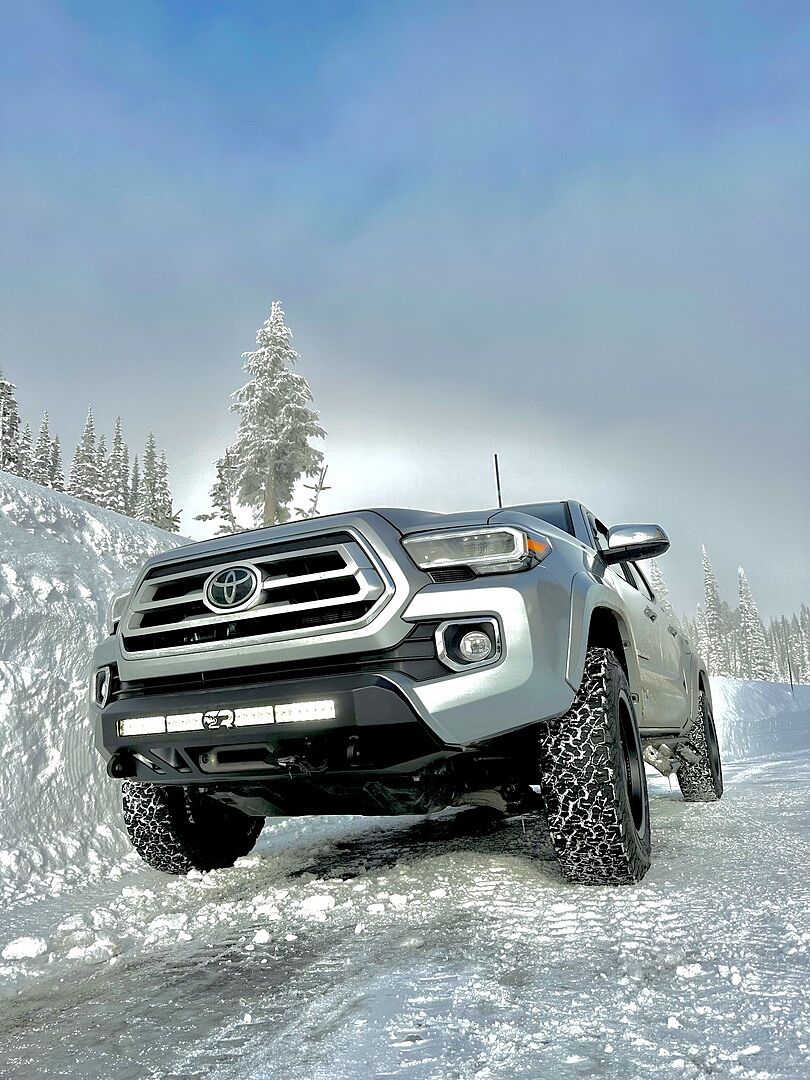 TRD PRO　オーバーランド・キャバルリー・ブルー・リミテッド Cali Raised LED Stealth Series Low Profile Front Bumper