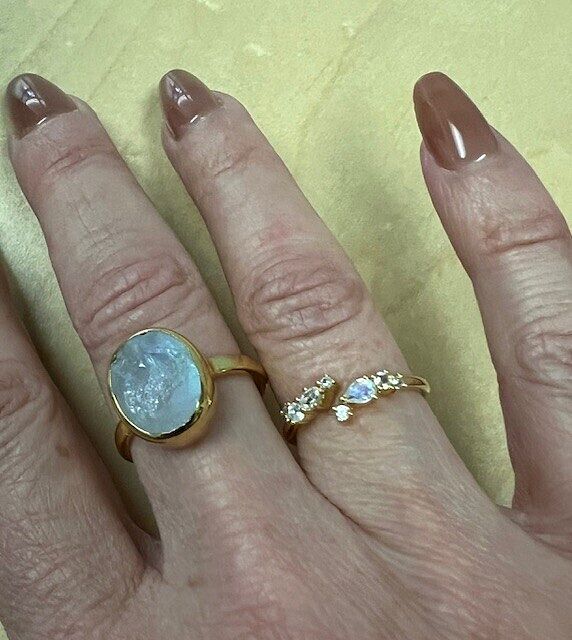 【Moon Magic】Raw Crystal Enfolded ムーンストーンリング Raw Crystal Ring - Enfolded Moonstone – Moon Magic