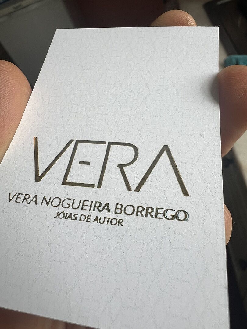 Acabamento dourado mal localizado