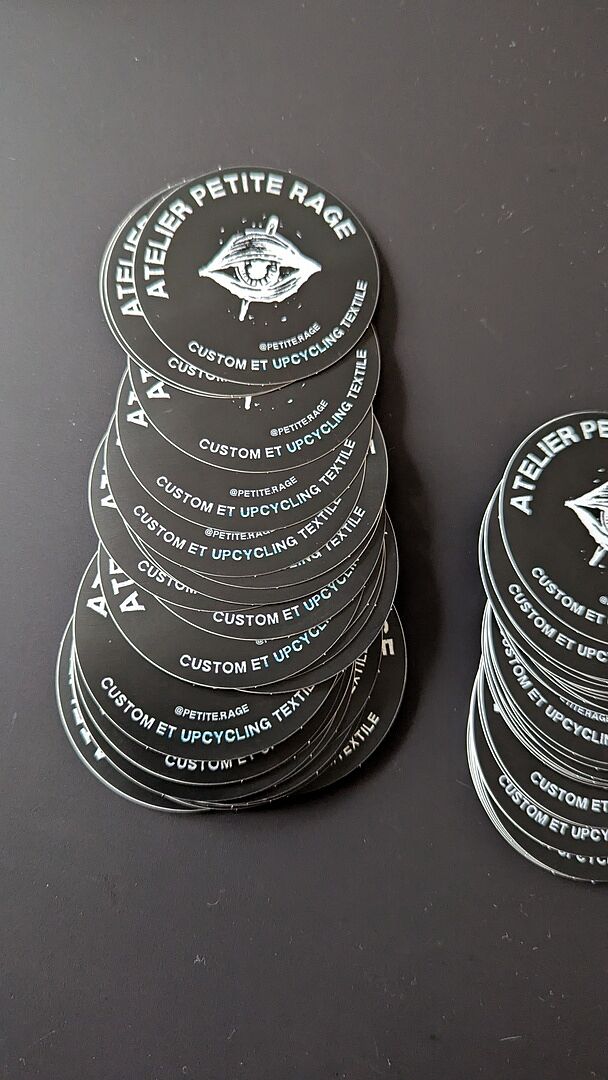 Moitié de la commande tâchée de bleu