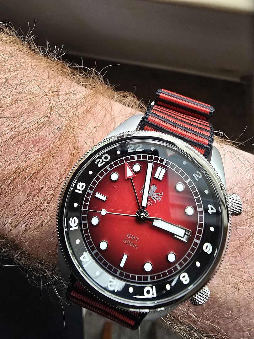 PHOIBOS EAGLE RAY GMT PX023E 300M Dive Watch Red