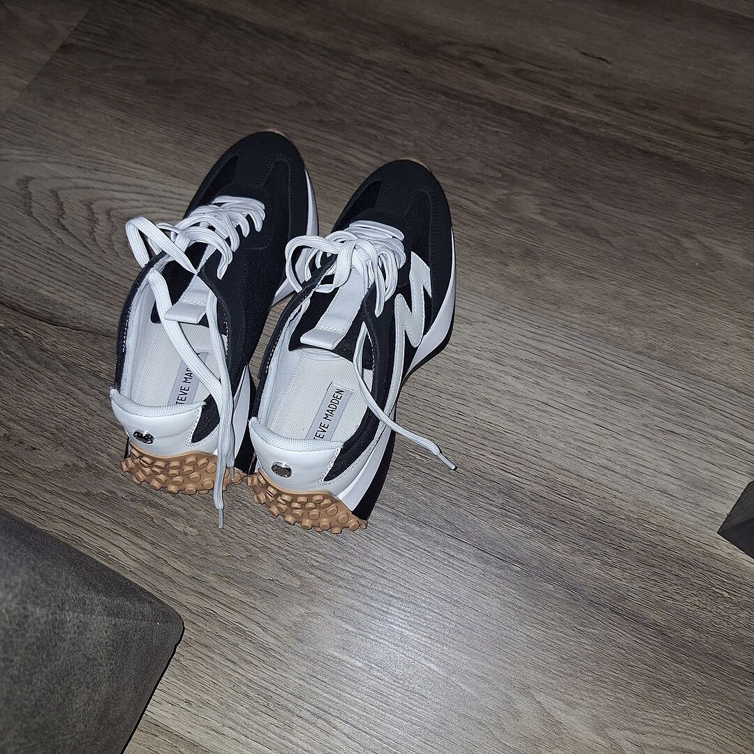 【Steve Madden】 CAMPO スニーカー シルバー 日本未入荷 CAMPO Silver Lace-Up Women's Sneaker – Steve Madden