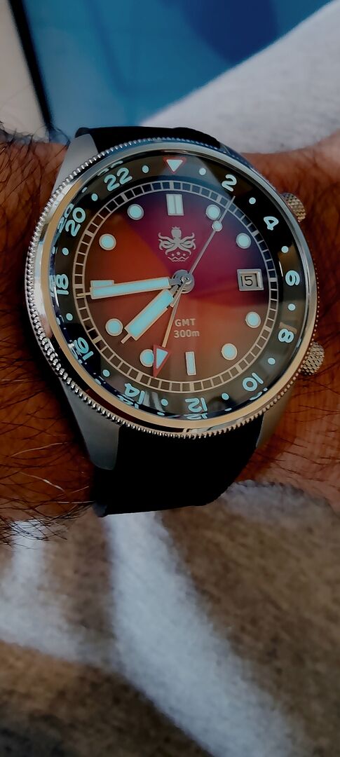 PHOIBOS EAGLE RAY GMT PX023E 300M Dive Watch Red