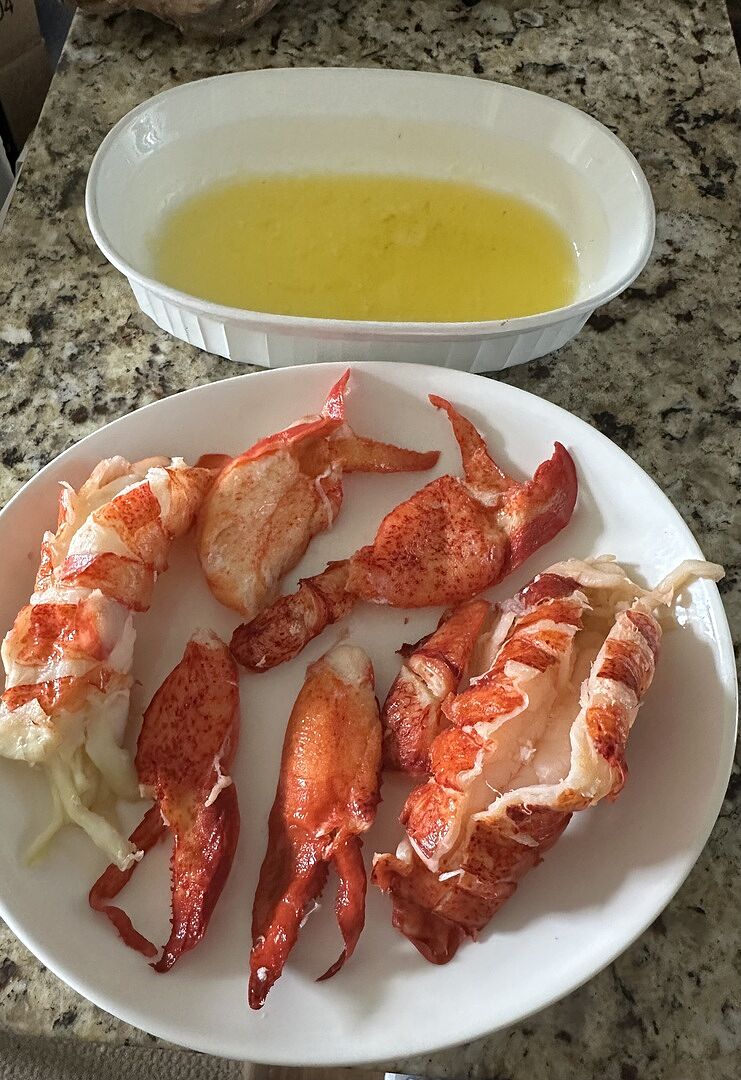 FROZEN LOBSTER MEAT 12X320G (TUBS) - Lucky 8