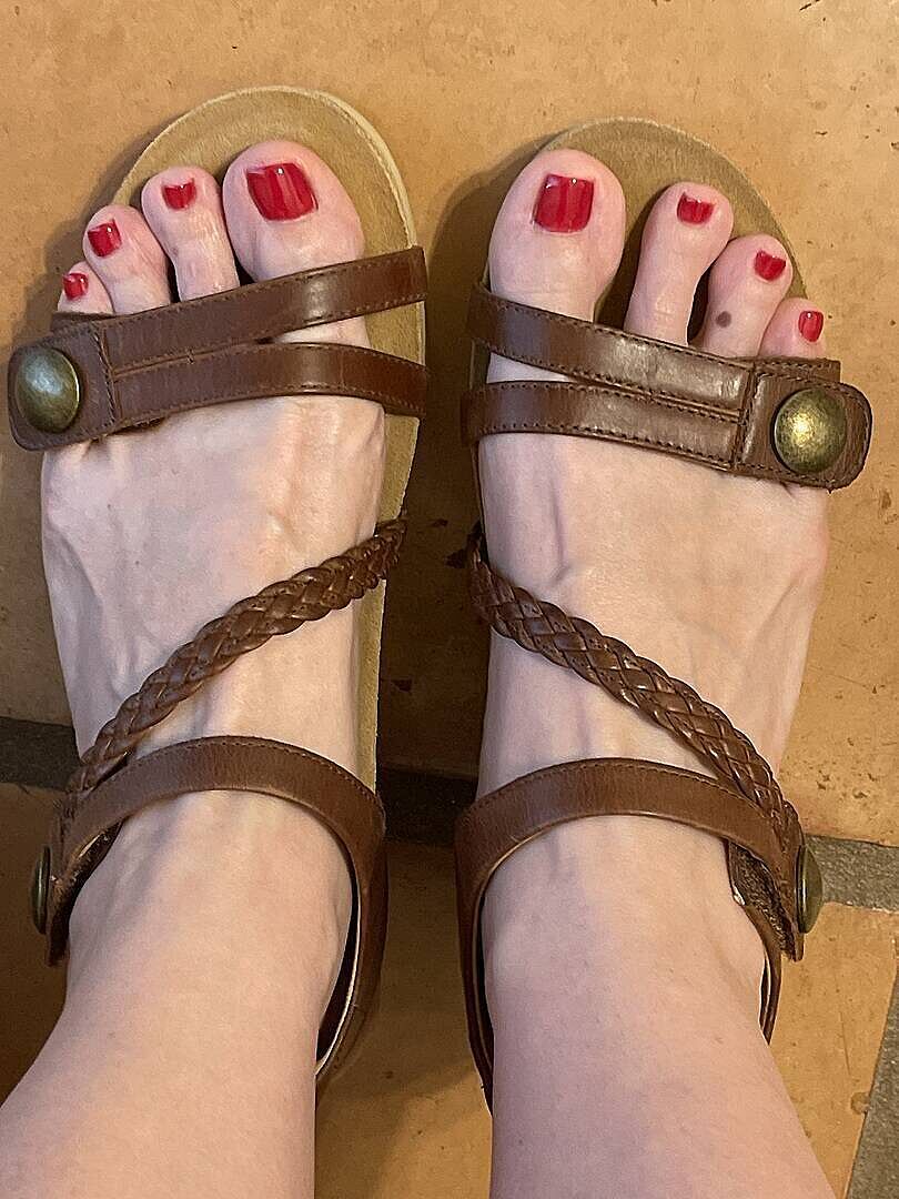 Avril Quarter Strap Wedge - Walnut – aetrex