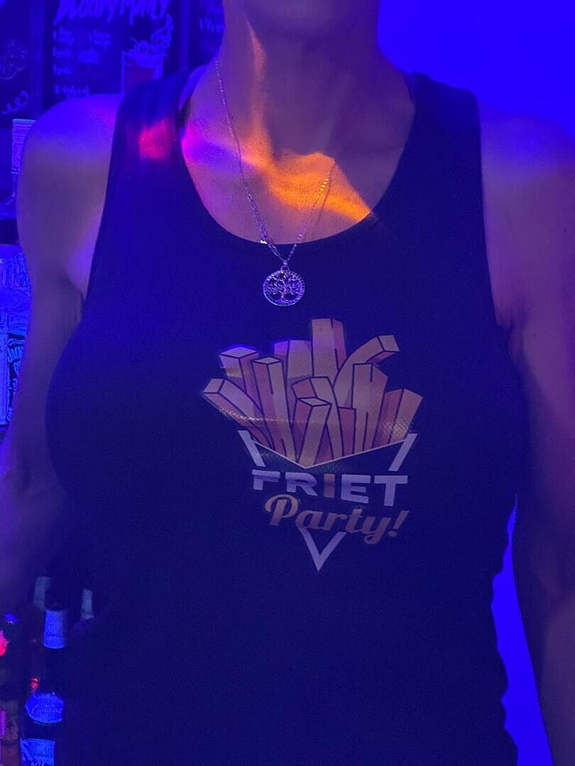 Zie foto. Logo niet in het midden