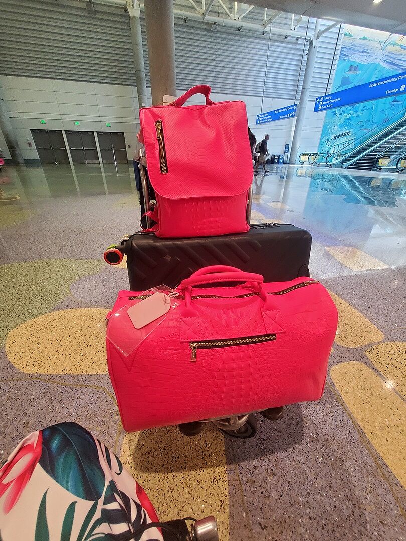 Statement Weekender Travel Set in Neon Pink – Tote&Carry