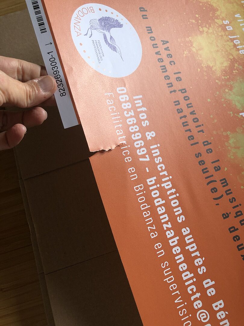 L'affiche était déchirée à son arrivée