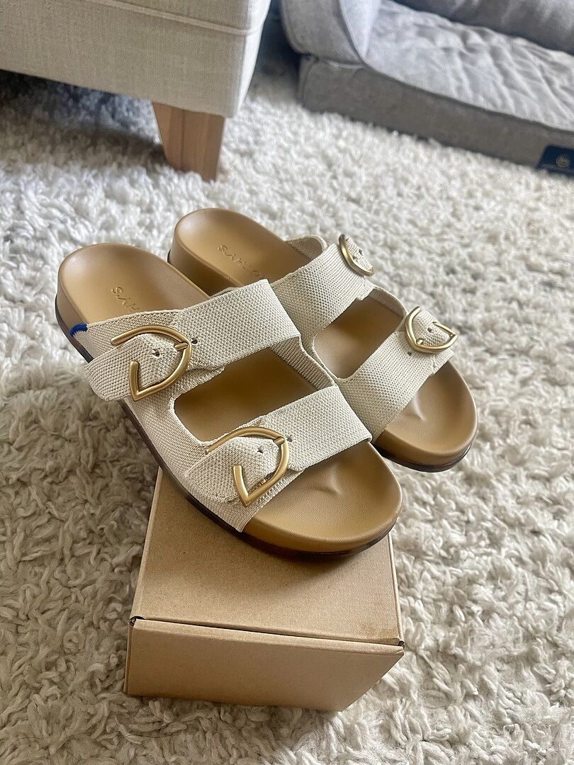 The Buckle Slide in Dune | Women's Sandals | Rothy's