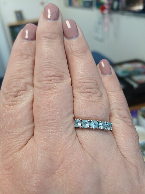 Beautiful ring, sparkly and the