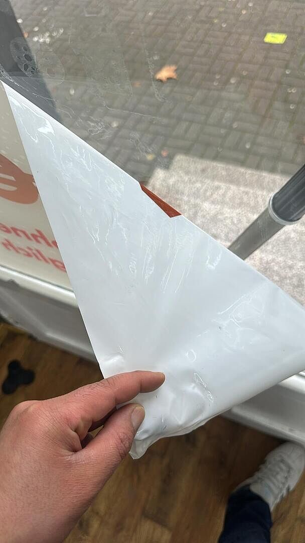 Fensteraufkleber mit falschem Hintergrund geliefert