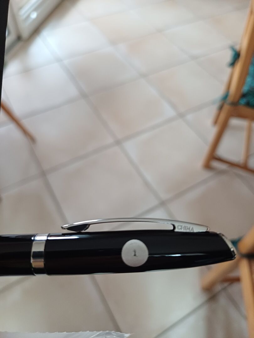 1 cm voilà la taille du logo, illisible