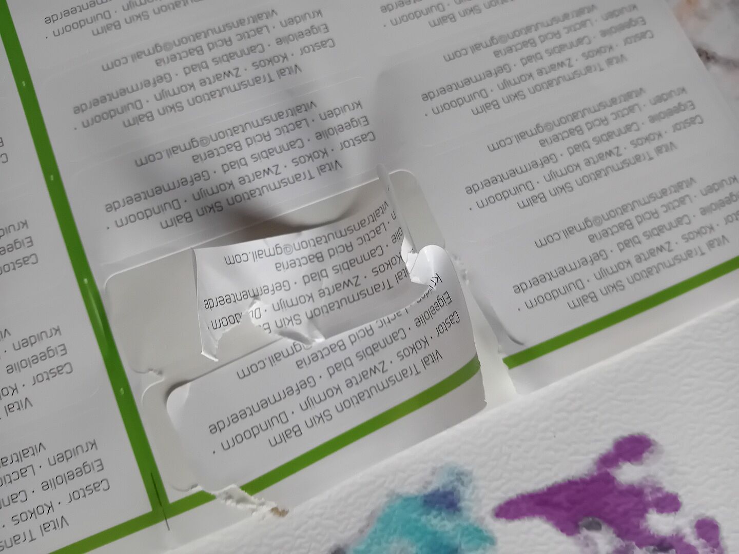 boven kant sticker blijft vastzitten aan kader