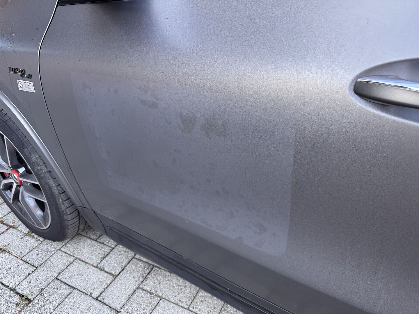 Achtung beschädigt den Fahrzeuglack auch nach kurzer Zeit