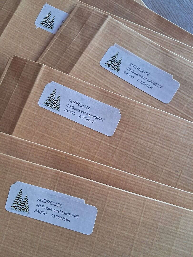 Etiquette mal coupé